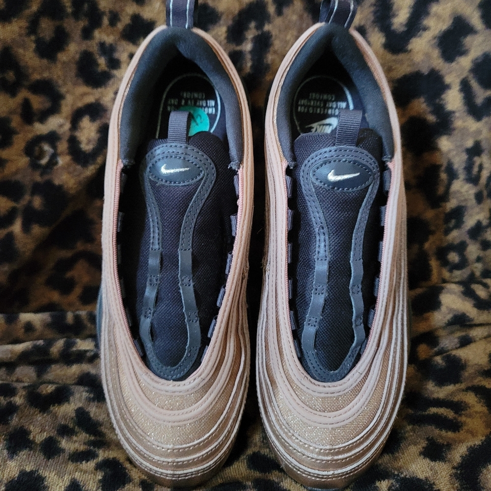 Tennis shoes
